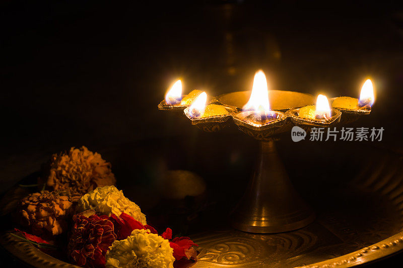 Panch pradeep或五头油灯燃烧着发光的火焰与万寿菊花。这些用于印度教的puja仪式，如durga, saraswati, kali, laxmi puja, shivaratri, holi或排灯节。